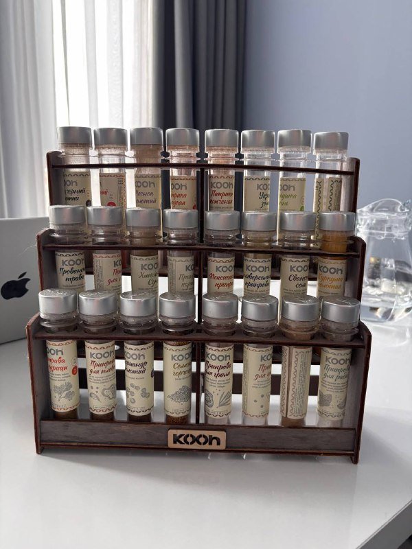 Набор специй с банками и специями