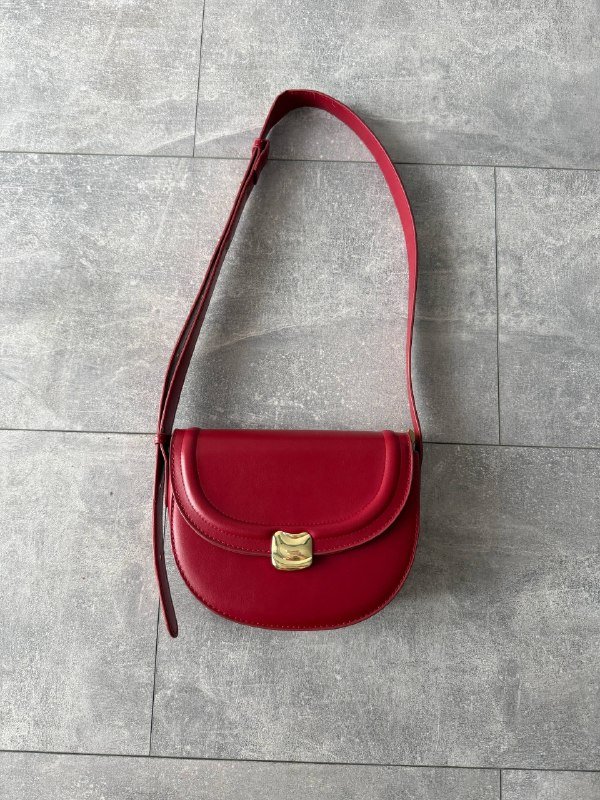 Сумочка из эко-кожи с регулируемым ремешком