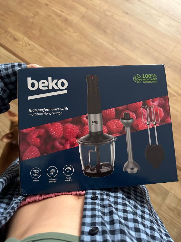 блендер с металлическим корпусом и двойным венчиком