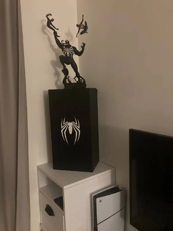 Коллекционное издание Spider-Man 2 PS5, фигурка Венома и игра