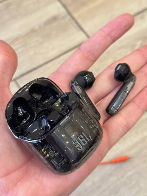 Стеллаж, умные весы Xiaomi, брюки, пиджак Zara, гирлянда, наушники JBL, фотоаппарат Зенит 6