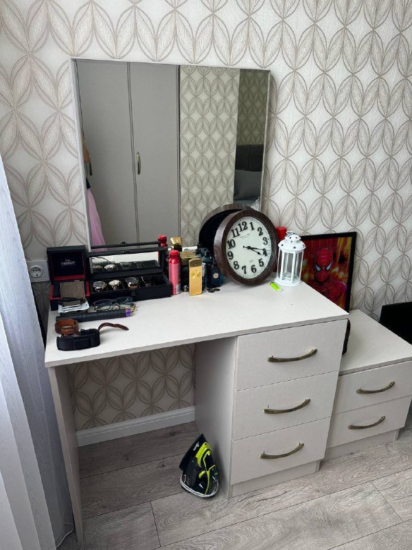 Кровать, тумбы, туалетный столик, шкаф 10