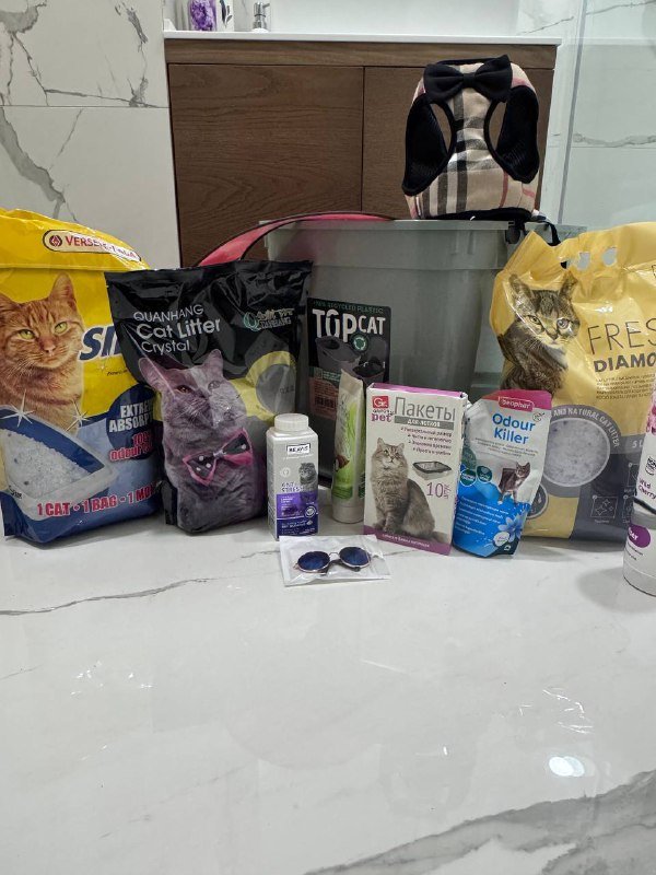 Набор товаров для кошек: наполнители, шампуни, пакеты и аксессуары