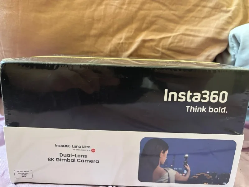 Insta360 Luna Ultra Fill Light Bundle 1