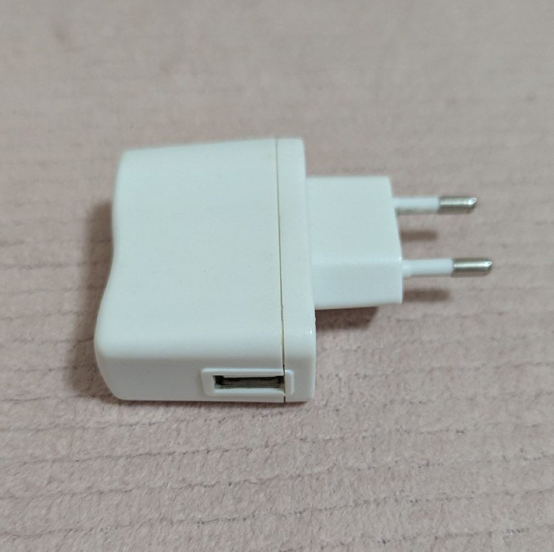 Зарядное устройство с USB кабелем 2