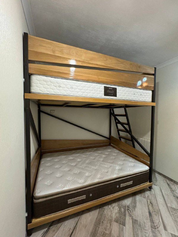 Двухъярусная кровать с матрасами