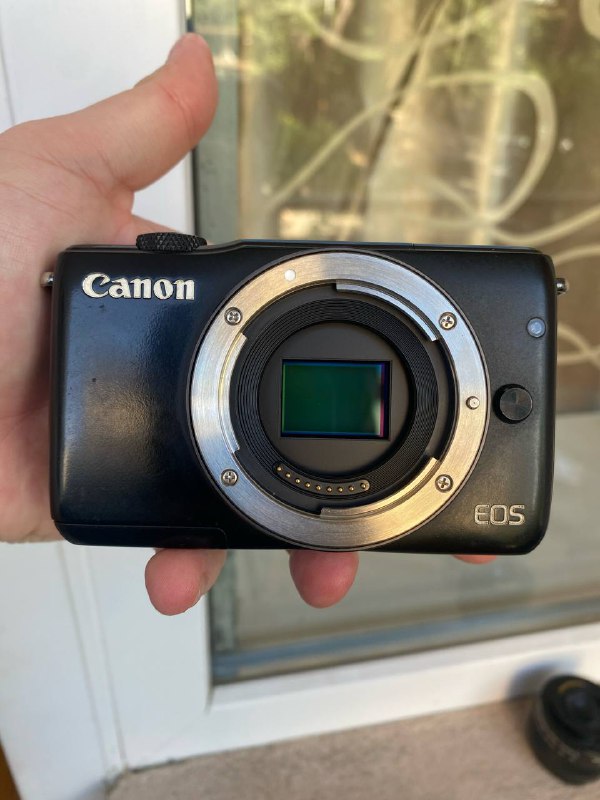 Камера Canon eos m10, зарядка, 2 батарейки 2