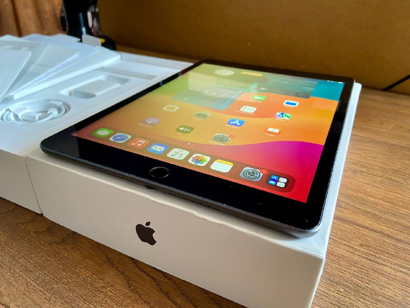 iPad 8 gen Space Gray 32 GB Wi-Fi Cellular Unlocked 3
