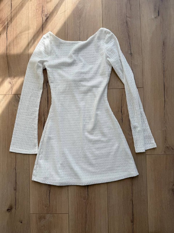 Сумка Jacquemus, топ с юбкой, юбка красная, боди, футболка, платья, шлепки Hermes, комбинезон 7