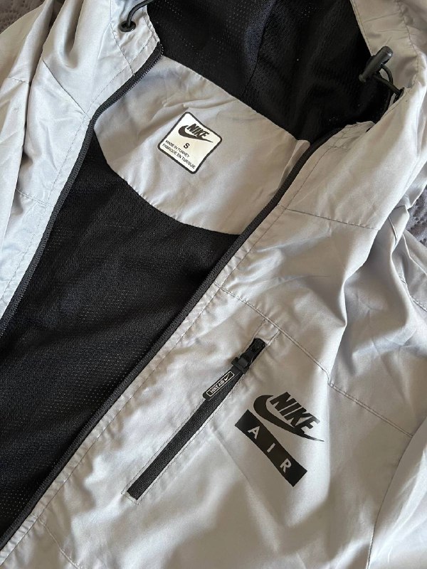Пиджак Mango, джинсы Zara, оливковый комбинезон, худи LC Waikiki, ветровка Nike Air 6