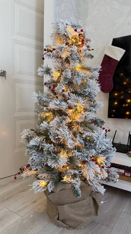 Искусственная заснеженная елка 1,50м с гирляндой и игрушками 2