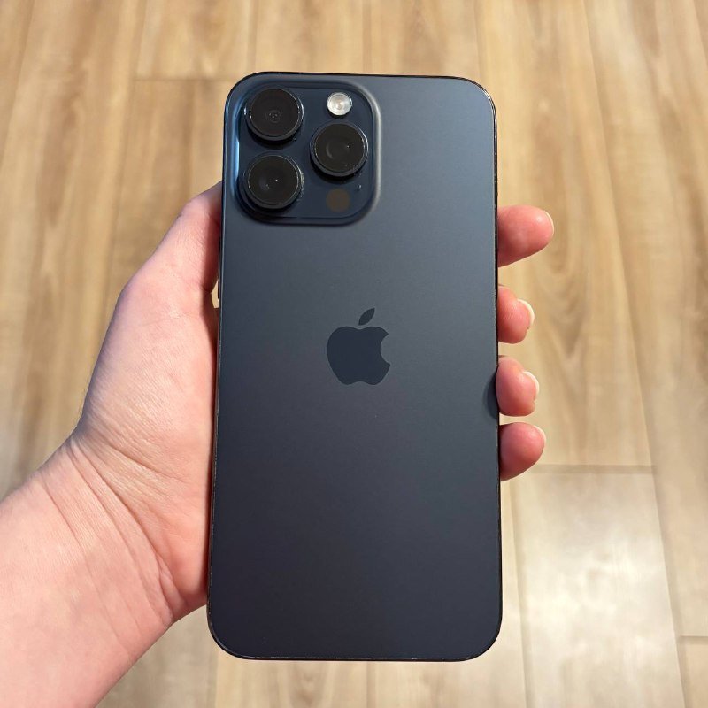 iPhone 15 Pro Max 256Гб, 8 чехлов