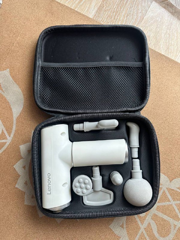 Вибромассажер с разными насадками