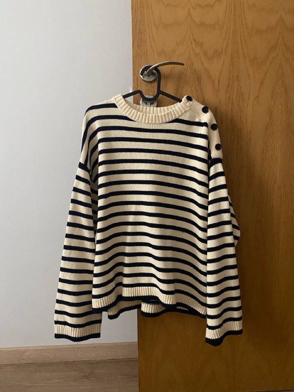 Худи carhartt wip, S, Пэтч ворк куртка Zara, S, Джинсовая куртка в цветок, S-M, Свитер arket в полоску, М, Свитер arket графит, М, Свитер hm premium, L 4