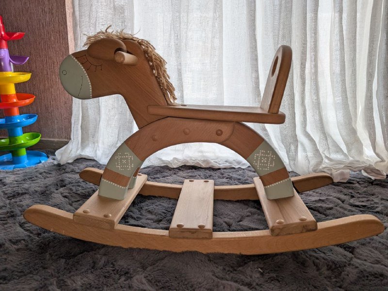 Детская деревянная лошадка-качалка