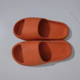 Диван, сумки, шлепки, косметика и туши 5
