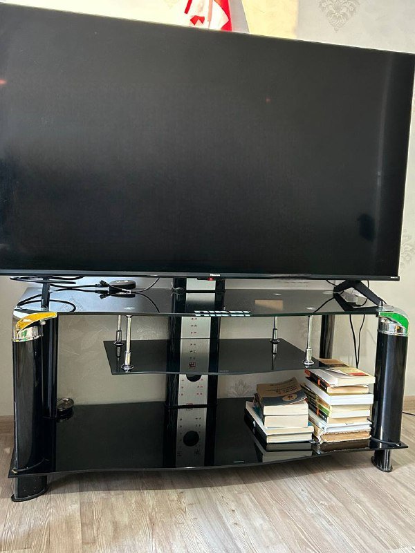 Стеклянная тумба под телевизор с полками