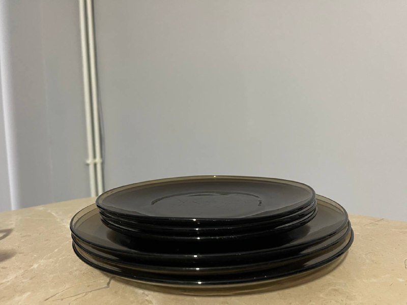 Тарелки, ножи, дуршлаг, кастрюли, кофейный сервиз