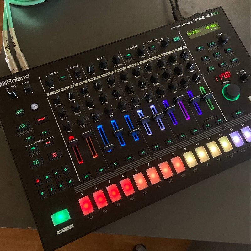 Драм-машина Roland TR-8S