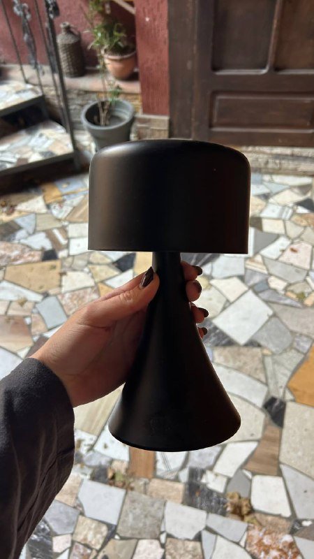 стеллаж, кофеварка, настольная лампа 3