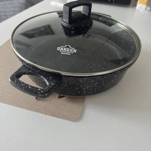 Deep frying pan with lid