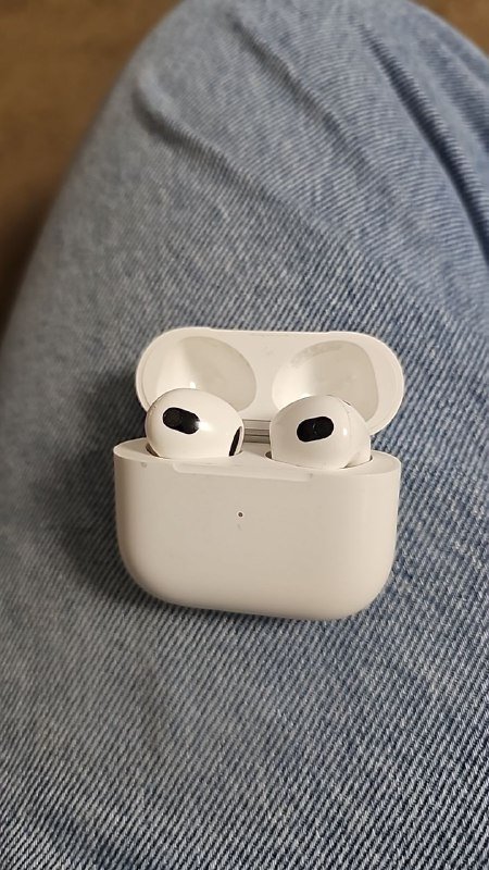 Оригинальные AirPods 3 с коробкой, один не подключается