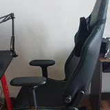 Игровое кресло, монитор и игровой стол 2