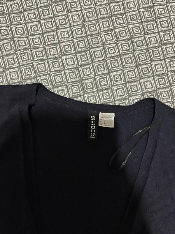 Брюки-карго белые, жилет H&M, брюки-карго спортивные Urban Groove, сумка-клатч Guess 5