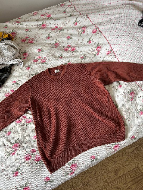 Рубашка белая Asos, коричневая кофта H&m, дождевик Puma, рубашка Ralph Lauren, футболка NY Yankees, ремень с мехом, рубашка Ikea, джинсы Levi’s, кепка, жилетка, рубашка DC, наушники Sennheizer, шорты Lee 5