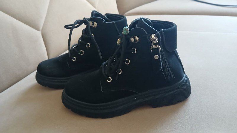 Черные и белые женские ботинки и кроссовки