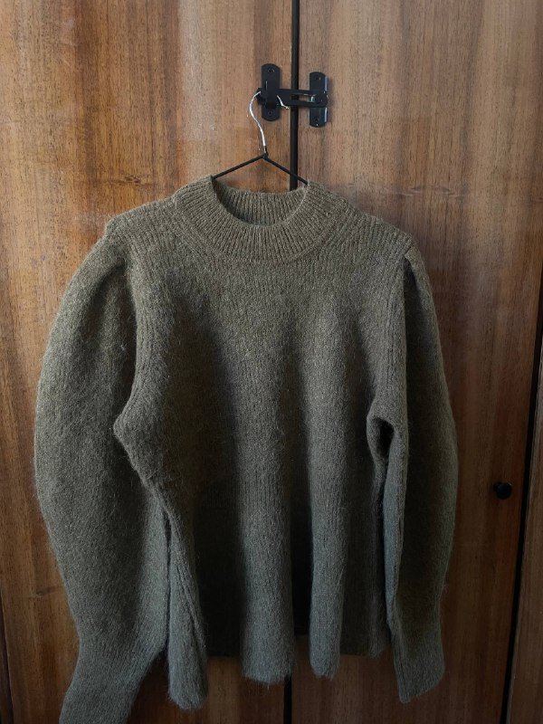 Серая куртка sweatybetty, черный пуховик Celio, серая поддевка Uniqlo, свитер H&M, бежевая жилетка 3