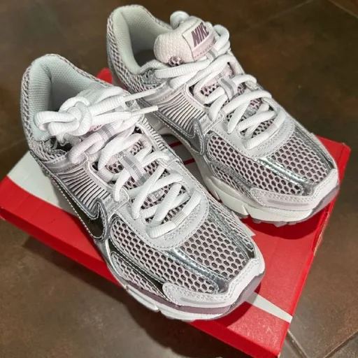 Женские кроссовки Nike Vomero 5