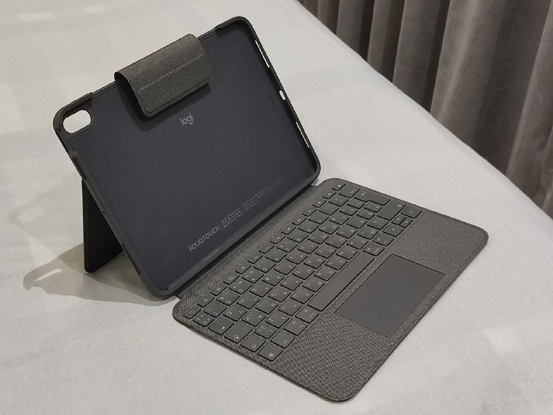 Чехол для iPad Air 11 дюймов с клавиатурой и трекпадом