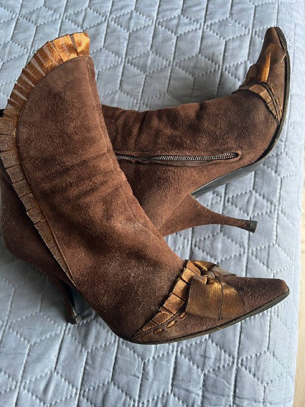 Замшевые сапожки на каблуке 10 см