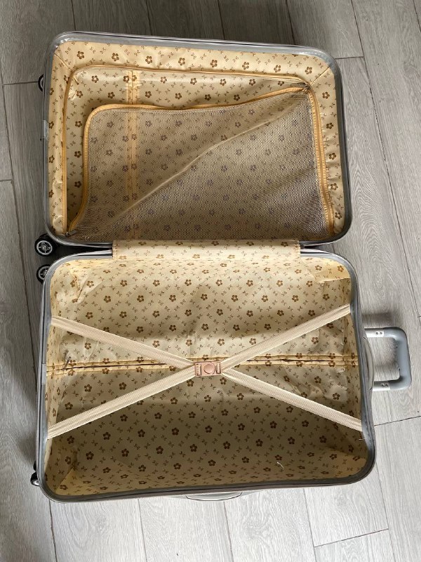 Качестенный чемодан из мягкого пластика 2