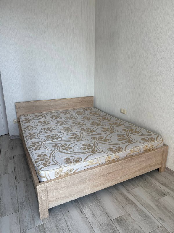 кровать, матрас, 2 прикроватные тумбочки
