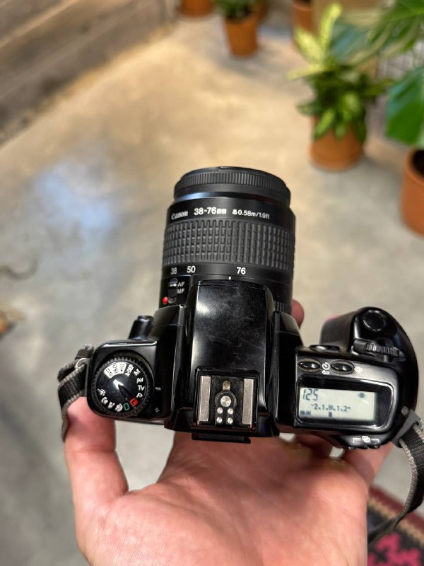 Винтажный пленочный фотоаппарат Canon 3000 с объективом 6