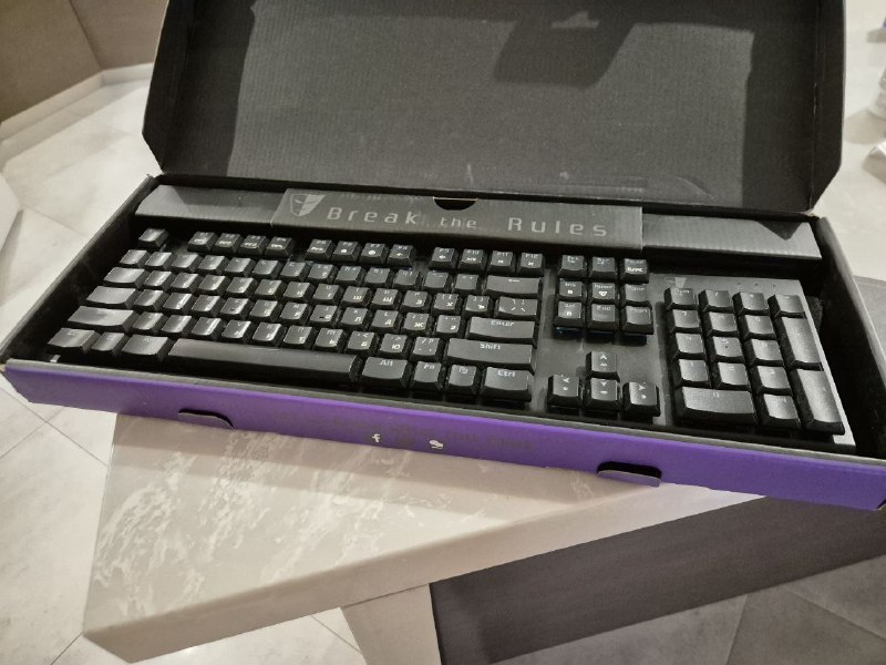 Источник бесперебойного питания Sven Pro 1000, механическая клавиатура Tesoro Gram Spectrum, мышь Razer Viper Ultimate 2