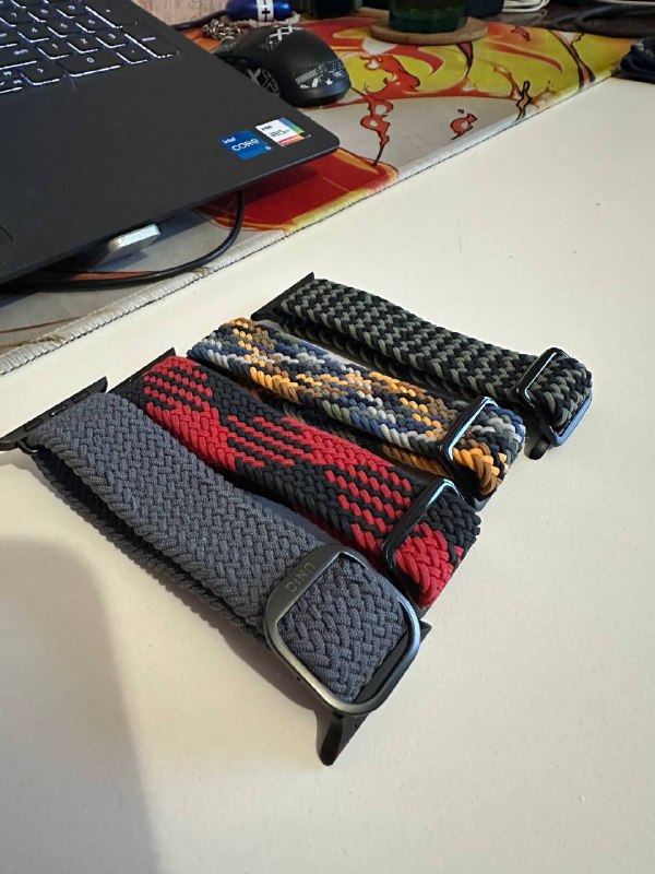 Apple Watch 4 44mm with 5 straps 3