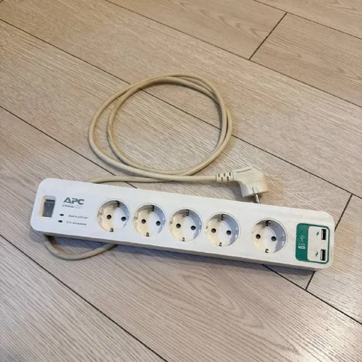 APC Essential PM5U-RS Power Strip