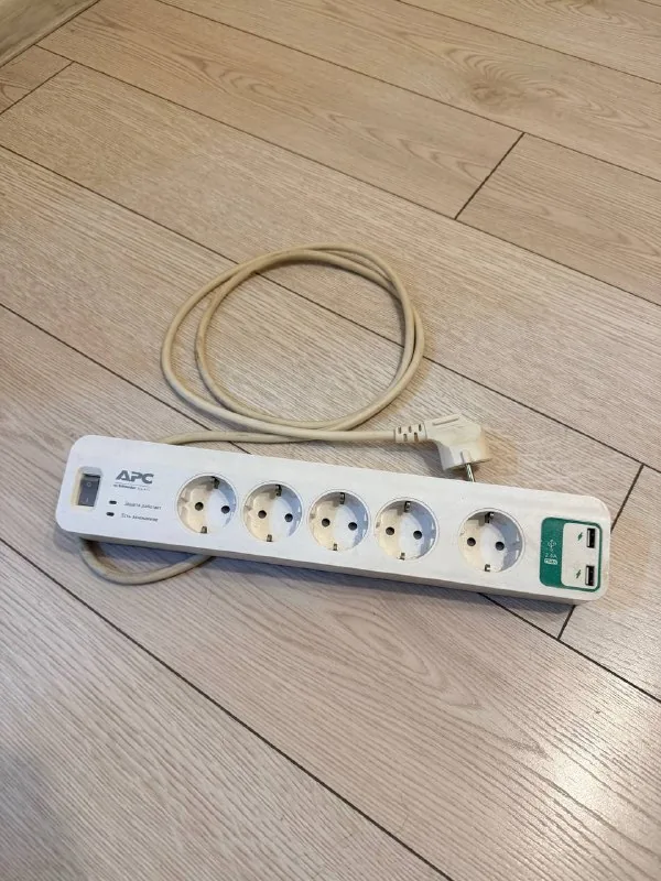 APC Essential PM5U-RS Power Strip
