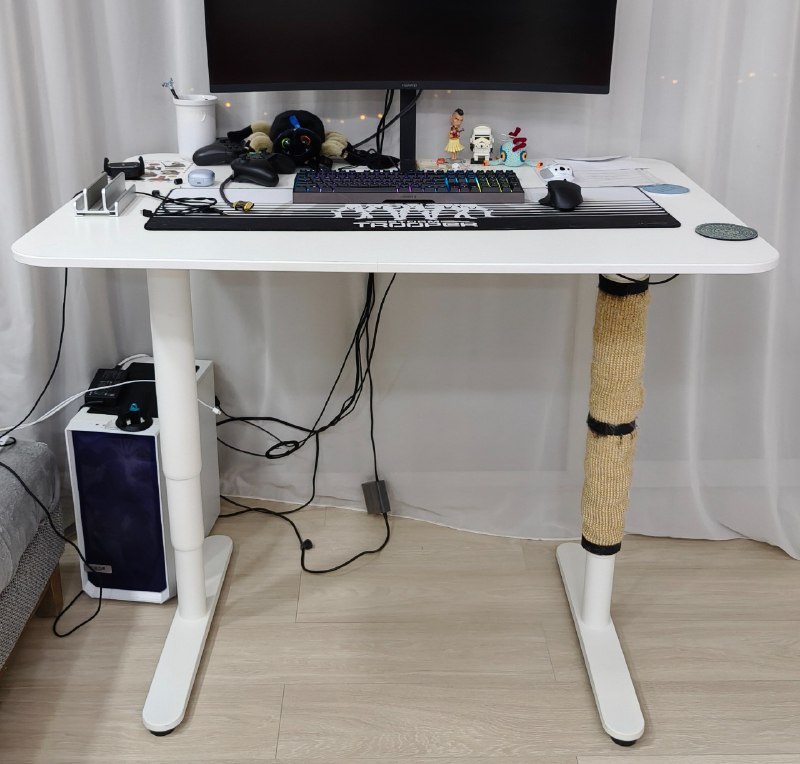Ikea becant desk, Braun blender, Harman speakers, Huawei monitor, Xiaomi vacuum, cosmetic fridge 9