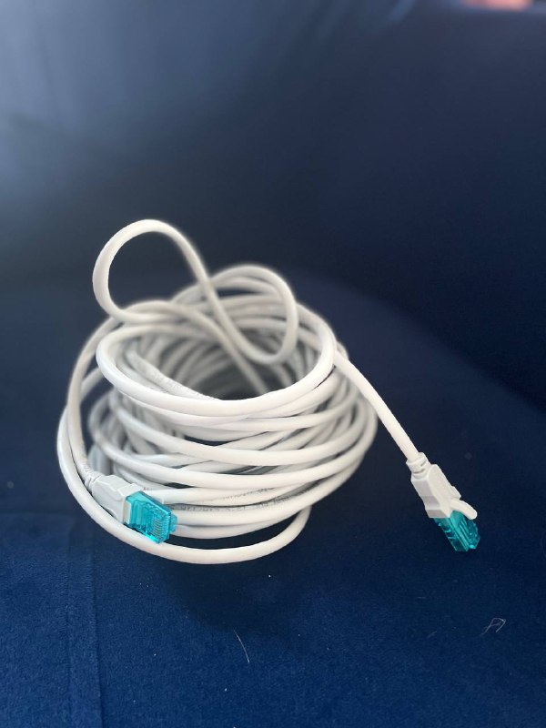 Два стола, черный и голубой стулья 4