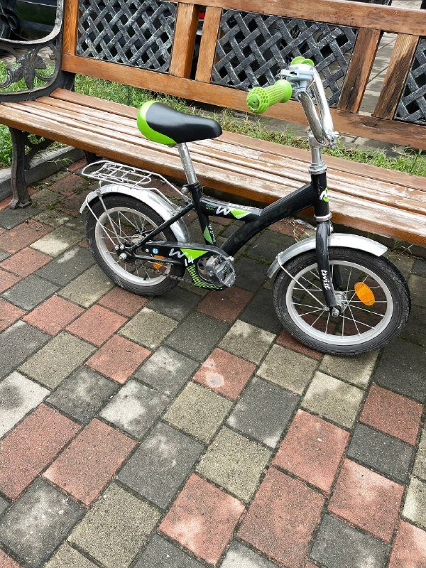 Детский велосипед с дополнительными колесами