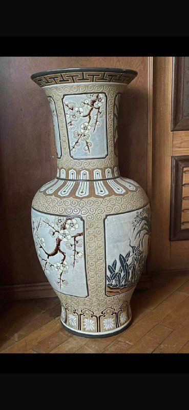 Декоративная ваза с художественным рисунком