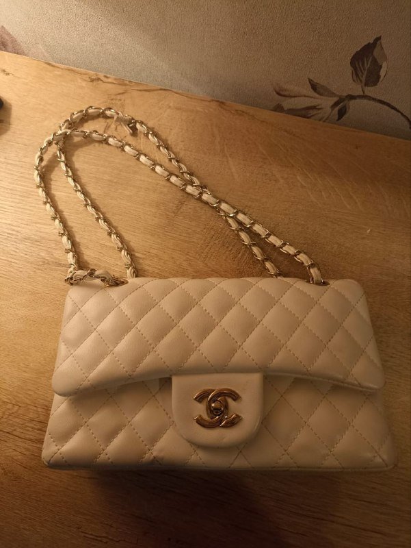 ботинки, рубашка Vans, сумка чёрная, сумка Chanel, выпрямитель волос 7