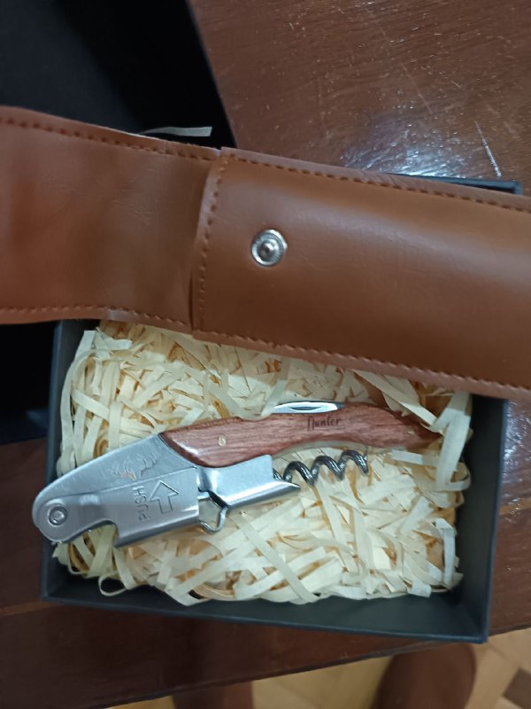Corkscrew with leather case 3