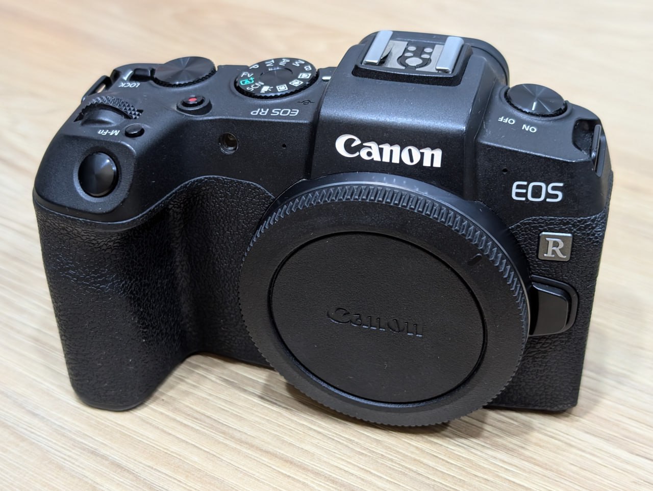 Камера Canon EOS RP body, аккумулятор, зарядное устройство