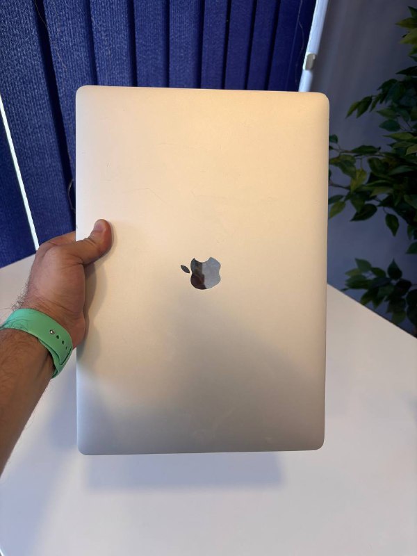 Macbook pro 2018 15.6 i7 16GB 500GB 4
