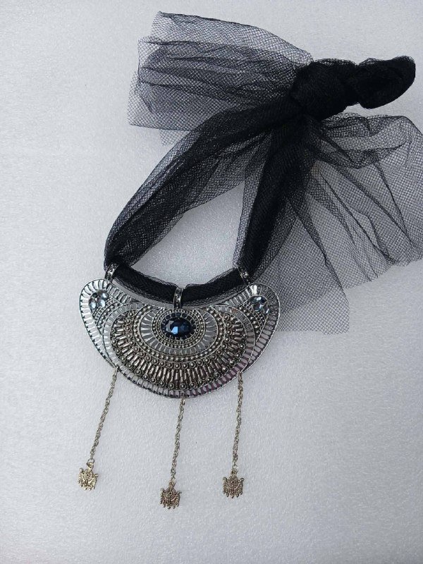 Ожерелье с черной сеткой и металлическими украшениями